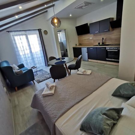 New Nikolina 4 Star Apartment มาลีโลชินจ์ ภายนอก รูปภาพ