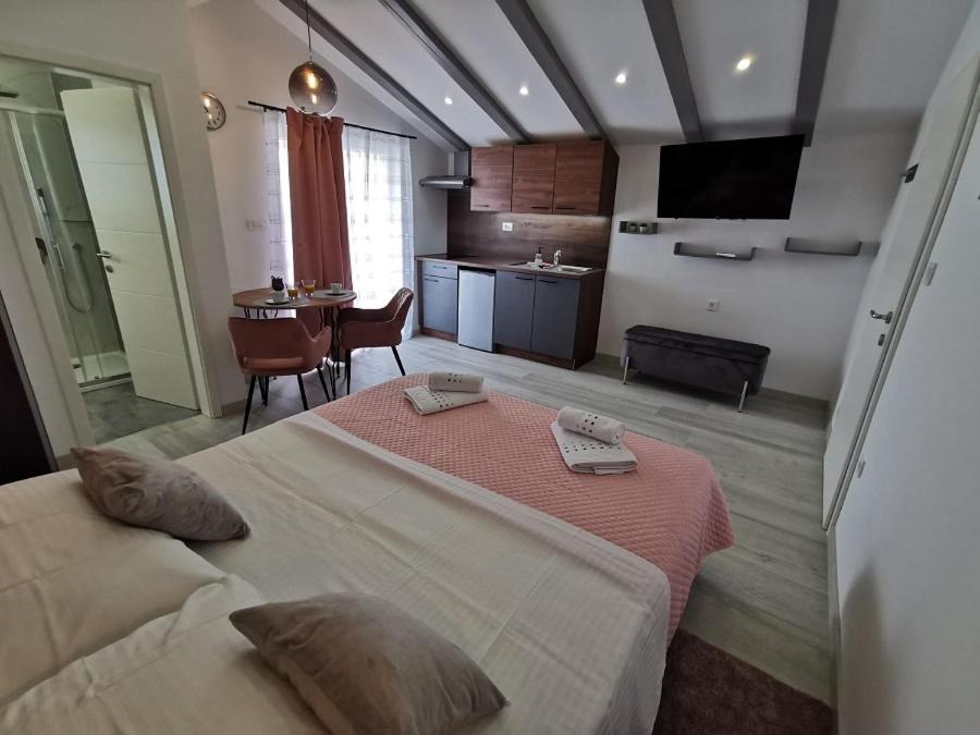 New Nikolina 4 Star Apartment มาลีโลชินจ์ ภายนอก รูปภาพ