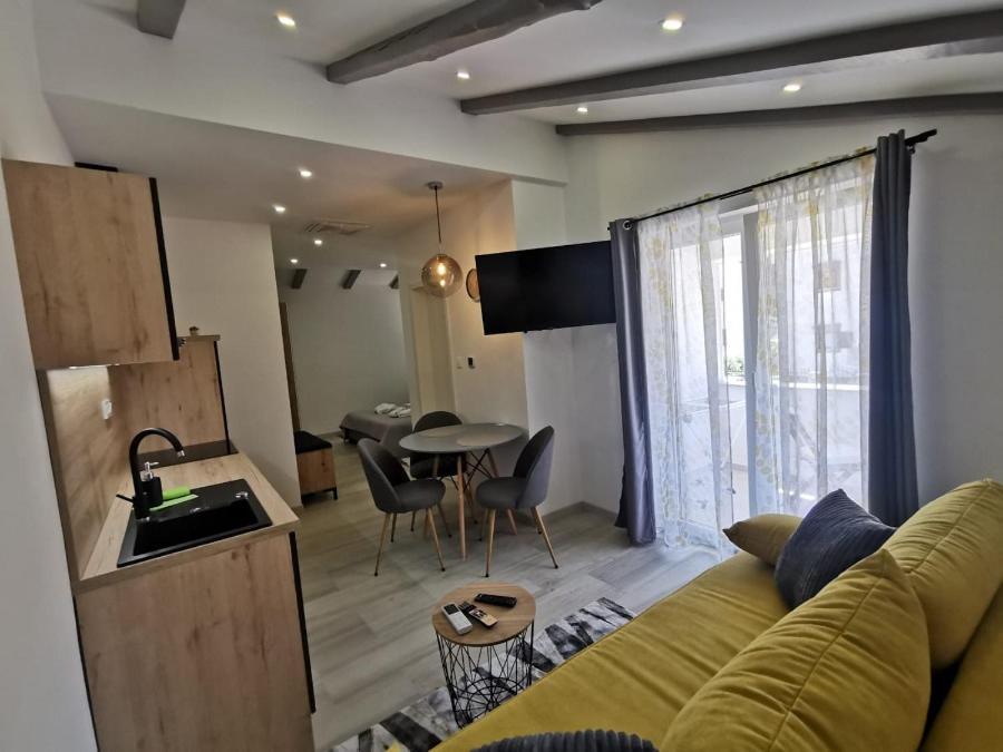 New Nikolina 4 Star Apartment มาลีโลชินจ์ ภายนอก รูปภาพ