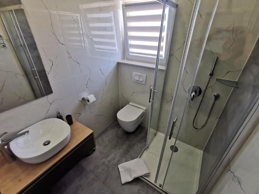 New Nikolina 4 Star Apartment มาลีโลชินจ์ ภายนอก รูปภาพ