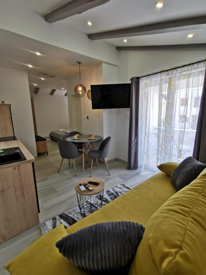 New Nikolina 4 Star Apartment มาลีโลชินจ์ ภายนอก รูปภาพ
