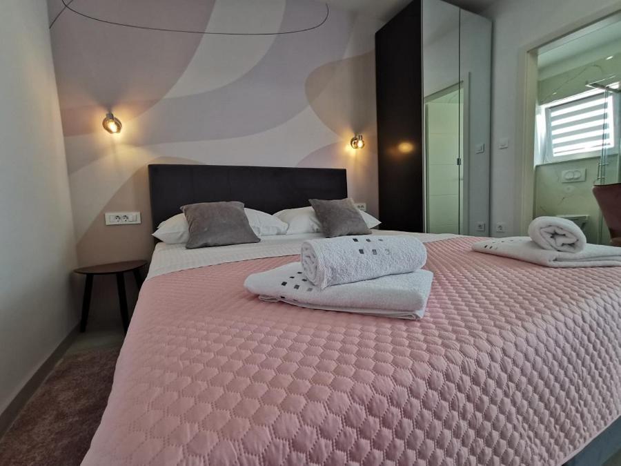 New Nikolina 4 Star Apartment มาลีโลชินจ์ ภายนอก รูปภาพ