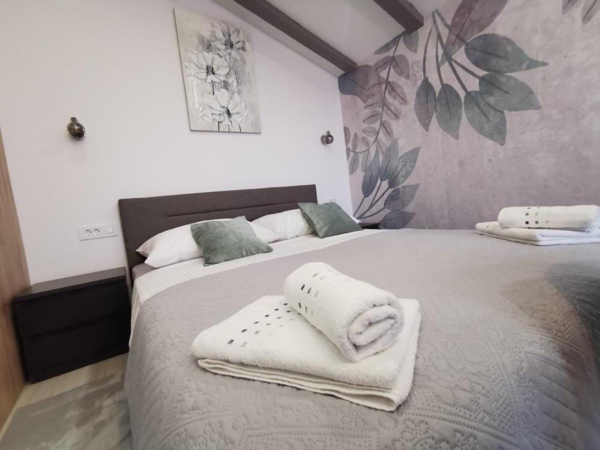 New Nikolina 4 Star Apartment มาลีโลชินจ์ ภายนอก รูปภาพ