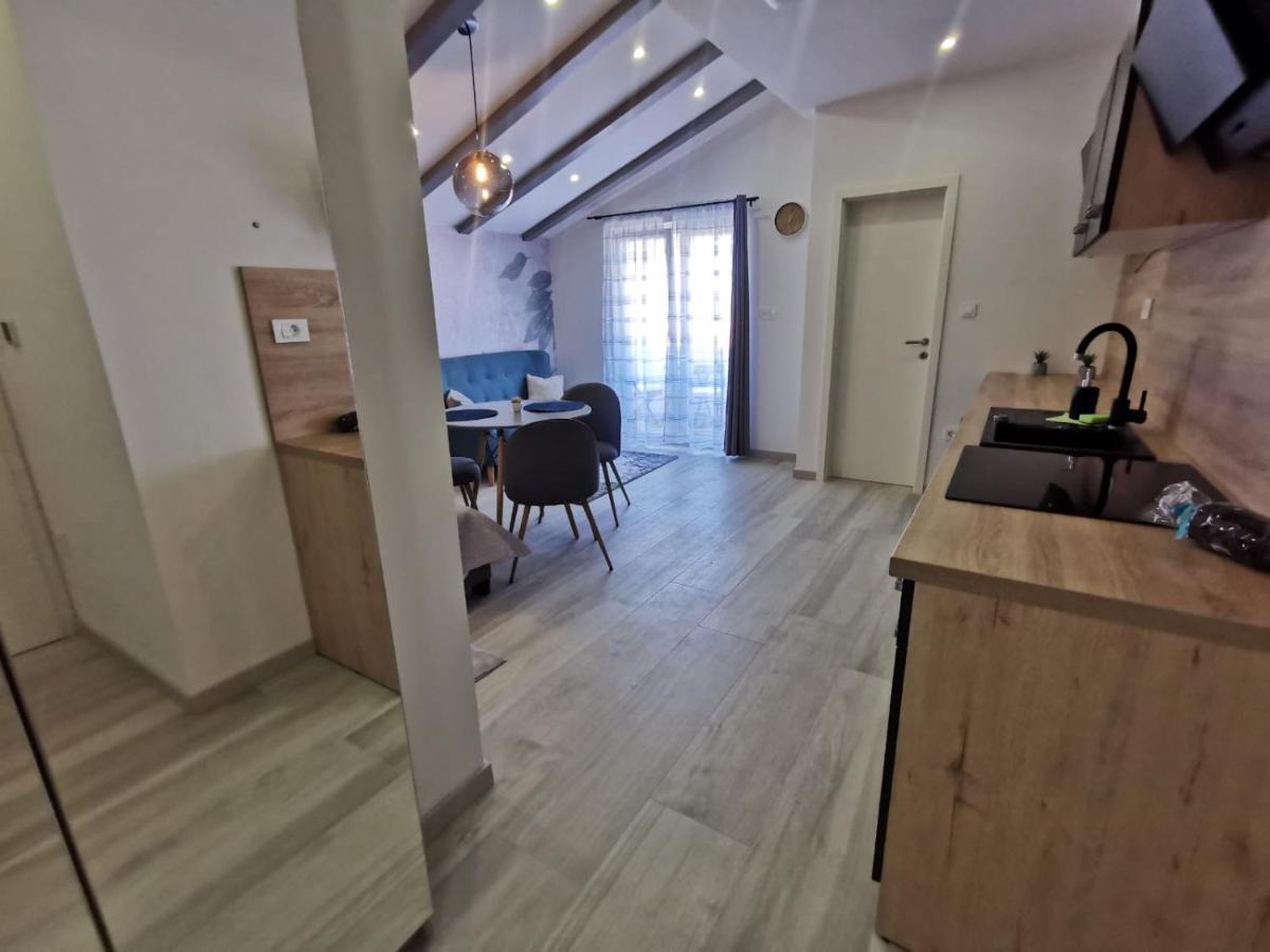 New Nikolina 4 Star Apartment มาลีโลชินจ์ ภายนอก รูปภาพ