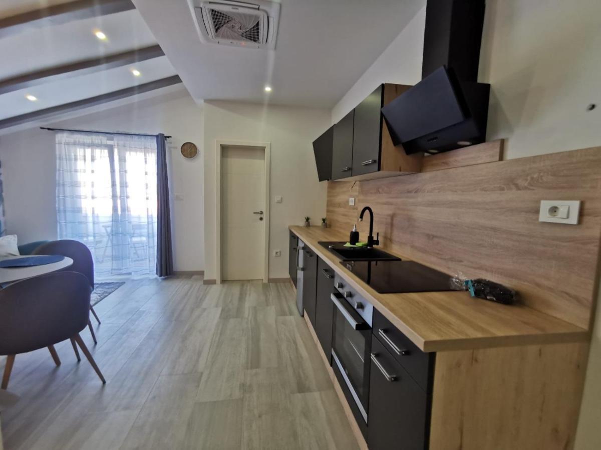 New Nikolina 4 Star Apartment มาลีโลชินจ์ ภายนอก รูปภาพ