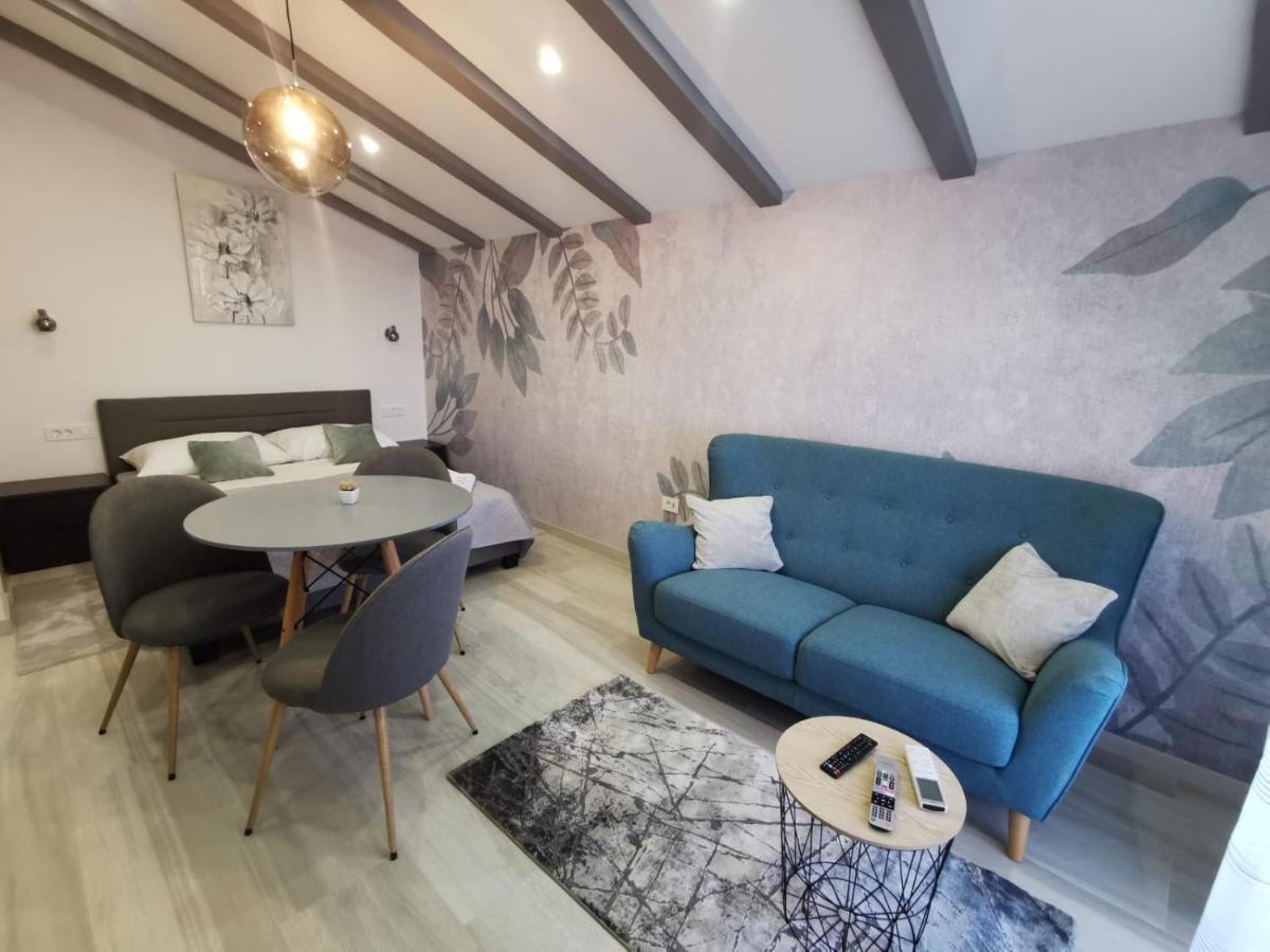New Nikolina 4 Star Apartment มาลีโลชินจ์ ภายนอก รูปภาพ