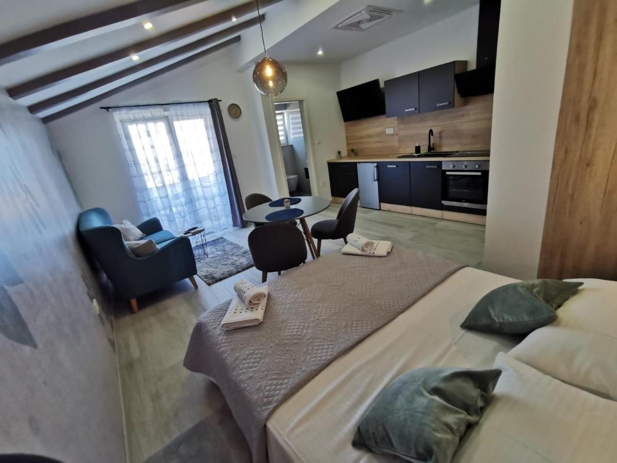 New Nikolina 4 Star Apartment มาลีโลชินจ์ ภายนอก รูปภาพ